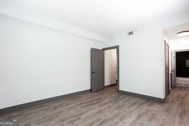 1074 Peachtree Walk NE Unit 115, Atlanta, GA 30309 - unfurnished room featuring wood finished floors and baseboards