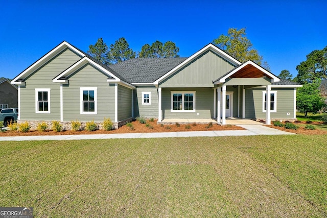 craftsman house with a front lawn