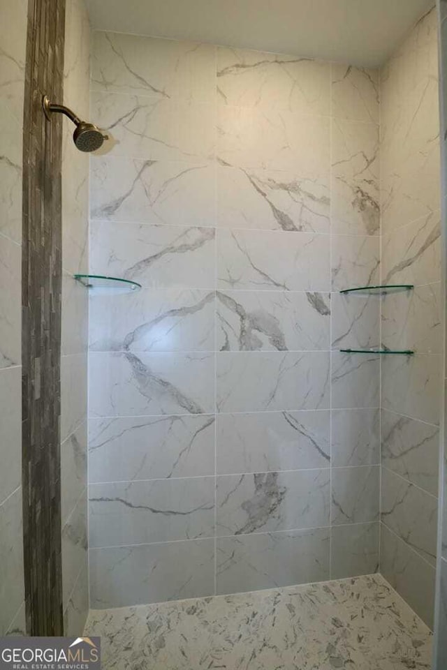 bathroom featuring a tile shower