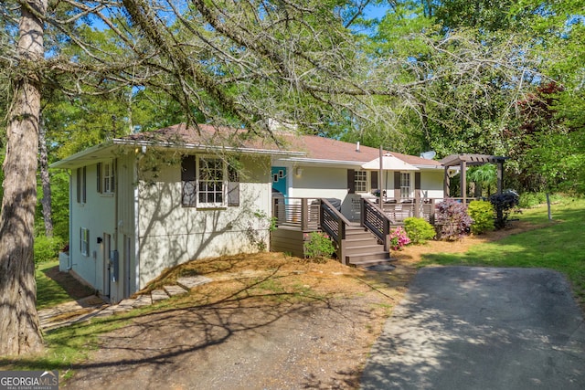 ranch-style house with a front yard