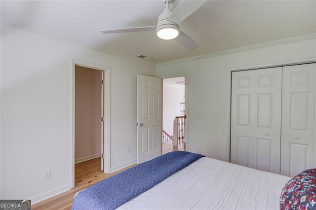 1038 Huntcliff, Atlanta, GA 30350 - bedroom featuring a closet, ornamental molding, a ceiling fan, visible vents, and wood finished floors