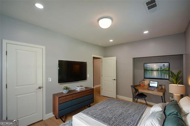 bedroom with light wood-style flooring, baseboards, visible vents, and recessed lighting