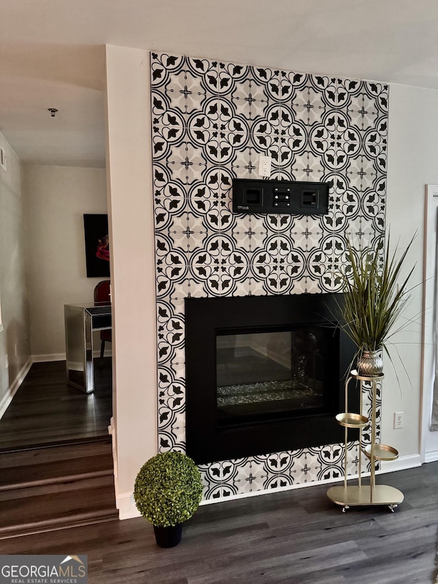 220 Renaissance Pkwy NE Apt 2220, Atlanta, GA 30308 - detailed view of wood finished floors, a glass covered fireplace, and baseboards