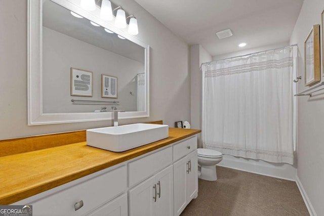 bathroom featuring shower / tub combo with curtain, vanity, and toilet