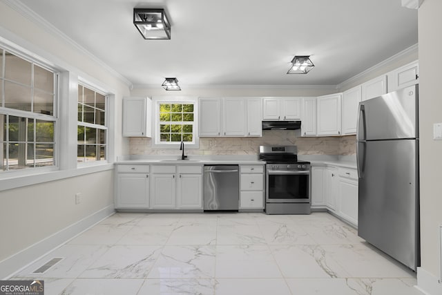 1271 Hayes St, Madison, GA 30650 - kitchen featuring a sink, tasteful backsplash, light countertops, under cabinet range hood, and appliances with stainless steel finishes