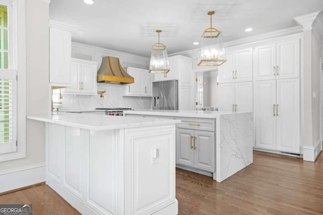 315 Mossy Pointe, Duluth, GA 30097 - kitchen with custom exhaust hood, white cabinets, backsplash, a peninsula, and stainless steel refrigerator with ice dispenser