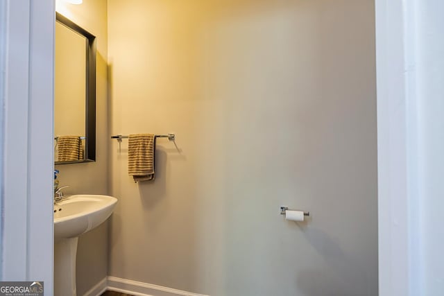 bathroom with baseboards