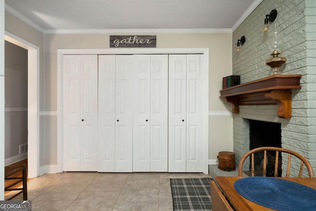 interior space with visible vents, tile patterned flooring, baseboards, and ornamental molding