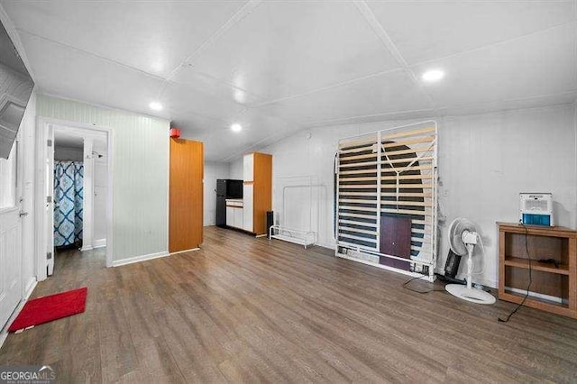 living area with vaulted ceiling, wood finished floors, and recessed lighting