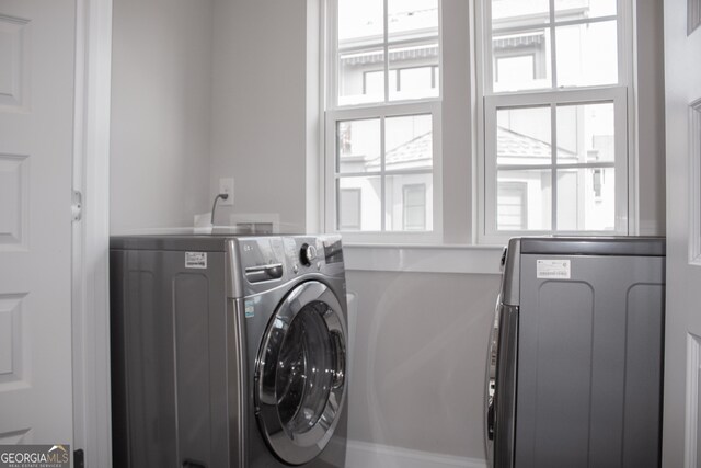 600 Broadview Ter NE, Atlanta, GA 30324 - laundry room featuring washing machine and dryer and laundry area