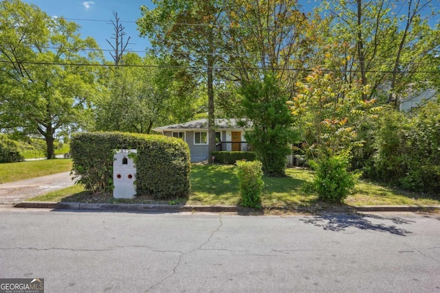 view of front of home featuring a front yard