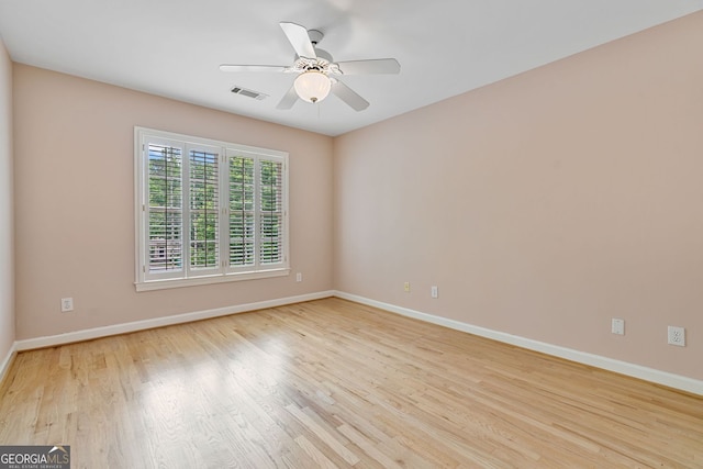 unfurnished room featuring light wood-type flooring, baseboards, and ceiling fan