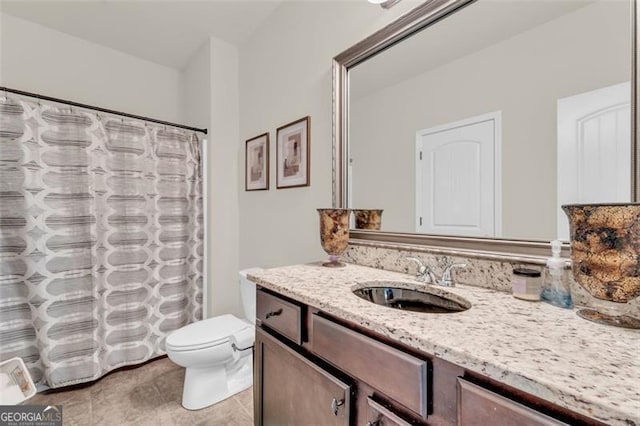 full bath featuring tile patterned flooring, toilet, vanity, and a shower with curtain