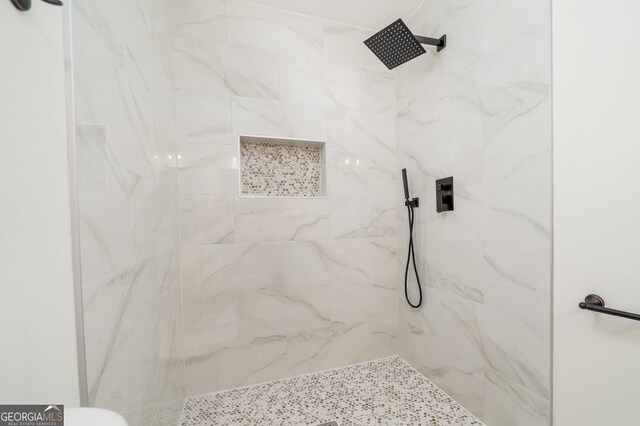 2215 Gordon Cir SE, Smyrna, GA 30080 - full bath featuring a tile shower