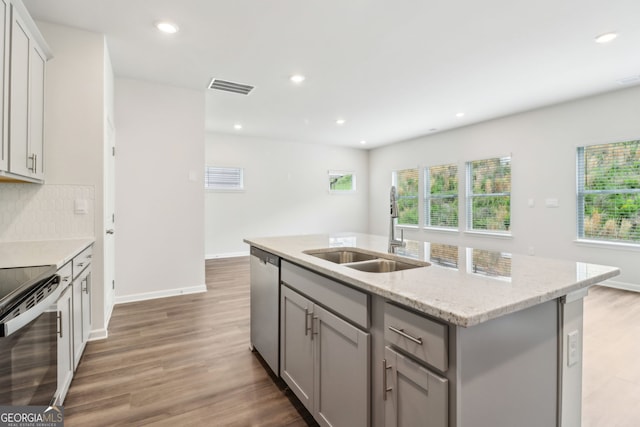 2762 Aralynn Way, College Park, GA 30337 - kitchen featuring a sink, stainless steel appliances, visible vents, gray cabinetry, and light wood-style floors