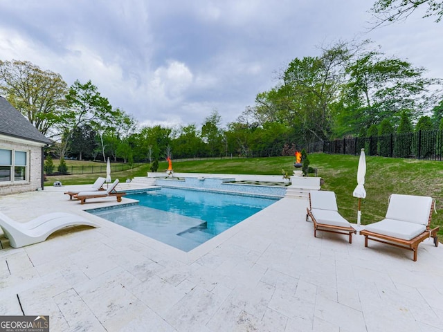 view of pool featuring a patio, a jacuzzi, and view of wooded area