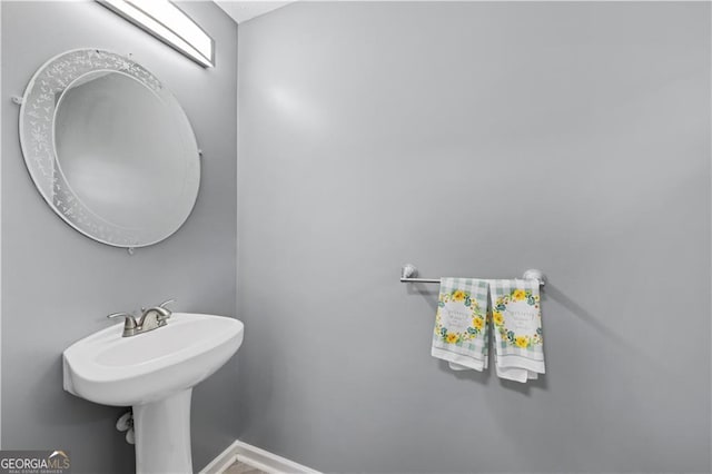 720 Georgetown Ln, Jonesboro, GA 30236 - bathroom with baseboards