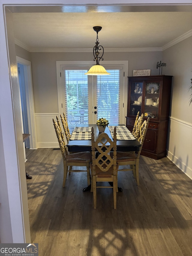 dining room featuring dark wood-style floors, ornamental molding, and baseboards