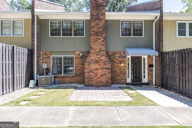 6101 River Rd Apt 20, Columbus, GA 31904 - view of front facade featuring central air condition unit, fence, a patio area, and brick siding