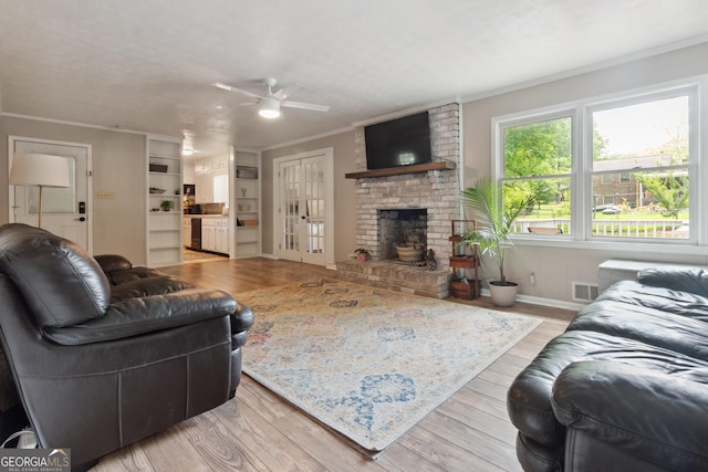 living room with baseboards, visible vents, ornamental molding, and ceiling fan