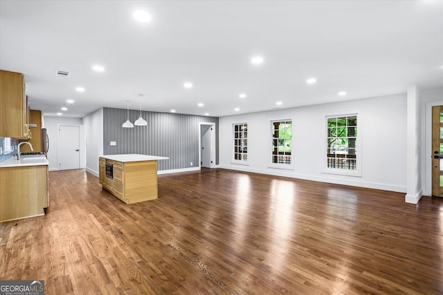 800 Kiowa Dr NE, Marietta, GA 30060 - unfurnished living room with a sink, wood finished floors, baseboards, and recessed lighting