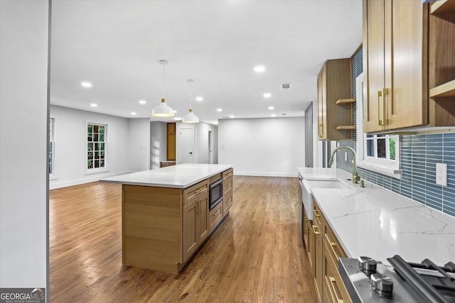 800 Kiowa Dr NE, Marietta, GA 30060 - kitchen featuring open shelves, a sink, wood finished floors, open floor plan, and recessed lighting
