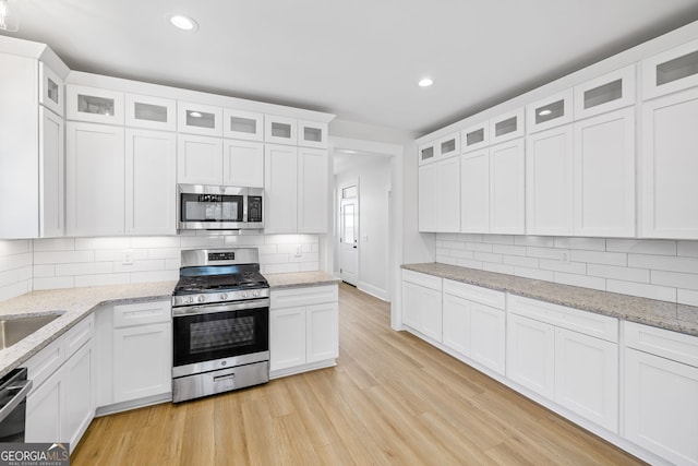 405 Roper Dr, Clarkesville, GA 30523 - kitchen with backsplash, light wood-type flooring, appliances with stainless steel finishes, and recessed lighting