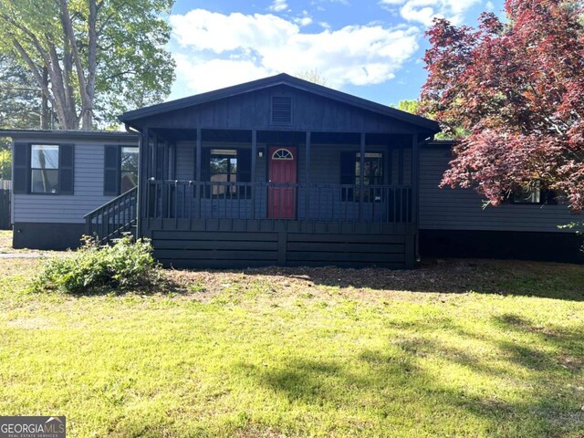 view of front facade with a front lawn and covered porch