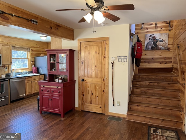 kitchen with a sink, appliances with stainless steel finishes, ceiling fan, visible vents, and dark wood finished floors
