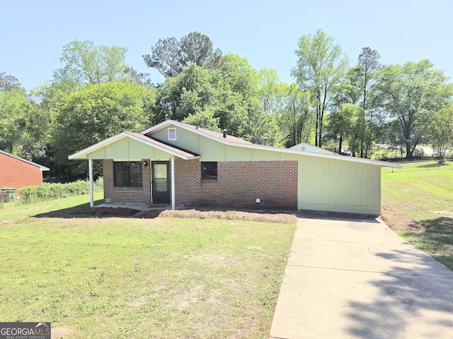 view of front of home featuring a front lawn and brick siding