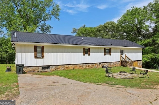 1060 Stephen St, Greensboro, GA 30642 - manufactured / mobile home featuring an outdoor fire pit, a metal roof, and a front lawn