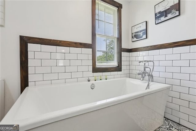 1060 Stephen St, Greensboro, GA 30642 - full bath featuring a soaking tub and tile walls