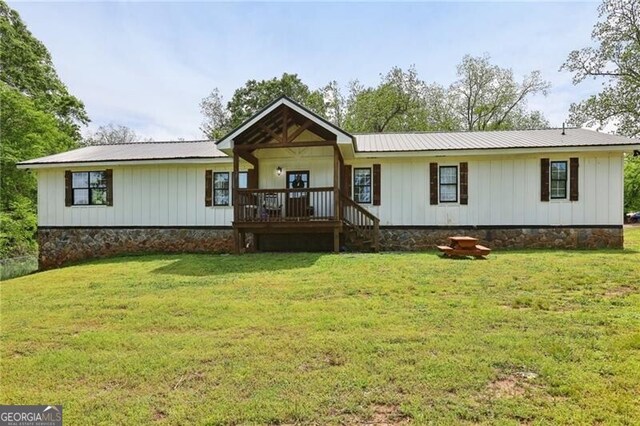 1060 Stephen St, Greensboro, GA 30642 - view of front of home featuring a metal roof, a front lawn, and covered porch