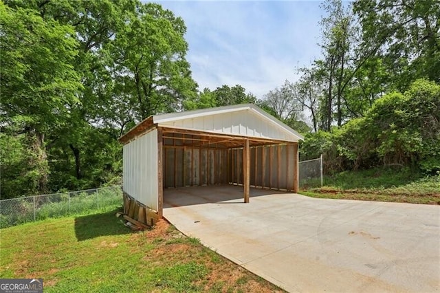 1060 Stephen St, Greensboro, GA 30642 - view of parking featuring driveway and a carport