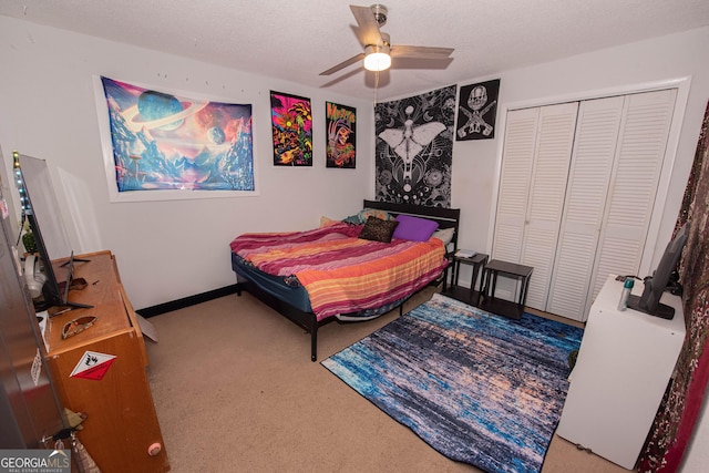 carpeted bedroom featuring baseboards, a ceiling fan, a textured ceiling, and a closet