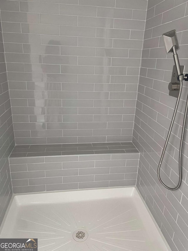 124 Shenandoah Ln, Lagrange, GA 30241 - full bathroom with a tile shower