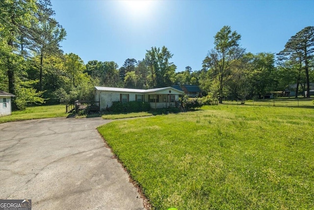 view of front of home featuring driveway and a front yard