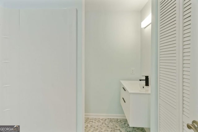 305 Stonecliff Ct, Stone Mountain, GA 30083 - bathroom with a closet and vanity