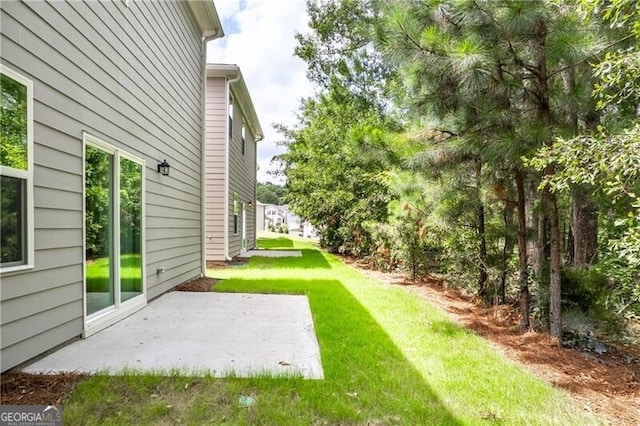 view of yard featuring a patio area