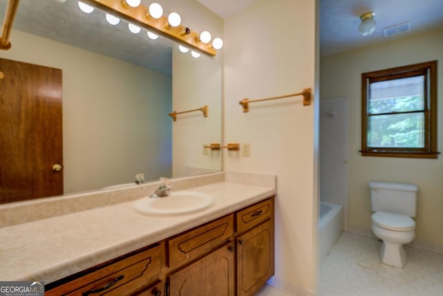 full bathroom featuring toilet, vanity, visible vents, and baseboards