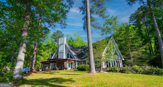 view of front of property featuring a chimney and a front yard