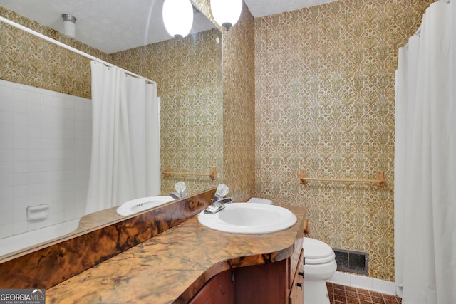 full bath with toilet, tile patterned flooring, vanity, a shower with shower curtain, and wallpapered walls