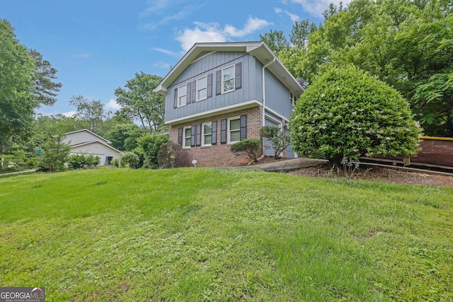 view of front of property featuring brick siding and a front lawn