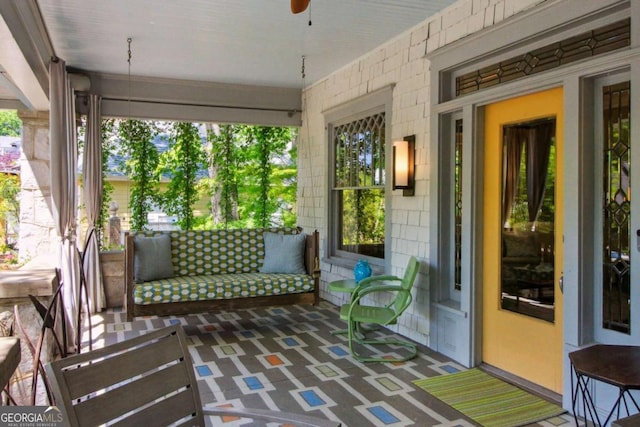 sunroom / solarium with a ceiling fan