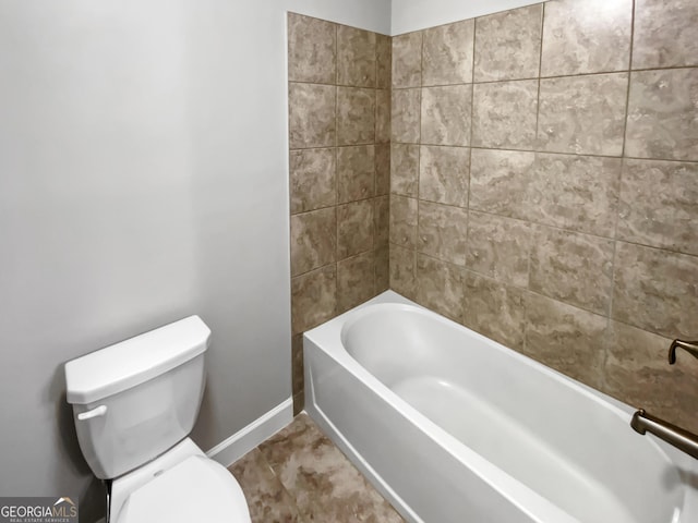 2470 Bridle Bridge Trl, Cumming, GA 30040 - full bath featuring a washtub, toilet, and baseboards