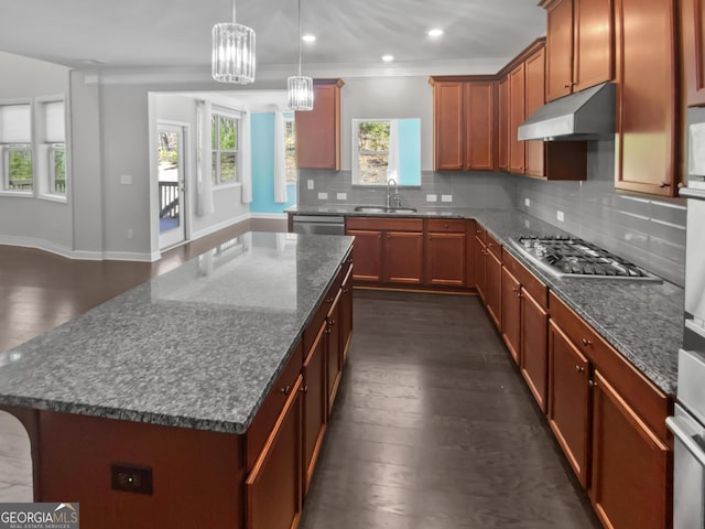 2470 Bridle Bridge Trl, Cumming, GA 30040 - kitchen featuring tasteful backsplash, under cabinet range hood, an inviting chandelier, appliances with stainless steel finishes, and dark wood-style flooring