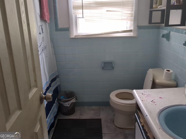 3033 Manchester Dr, Macon, GA 31206 - bathroom featuring tile walls, a wealth of natural light, and toilet