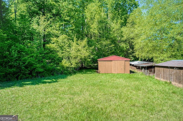 view of yard featuring an outdoor structure and a pole building