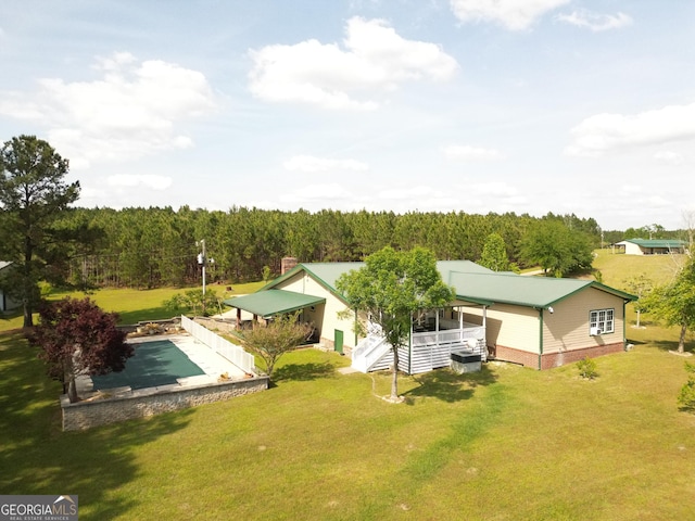 birds eye view of property featuring a wooded view