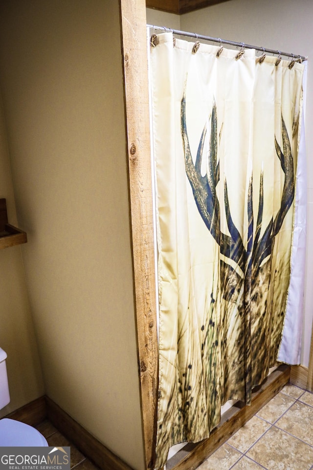 5524 Hooker Branch Rd, Millen, GA 30442 - full bathroom featuring toilet, a shower with curtain, tile patterned flooring, and baseboards